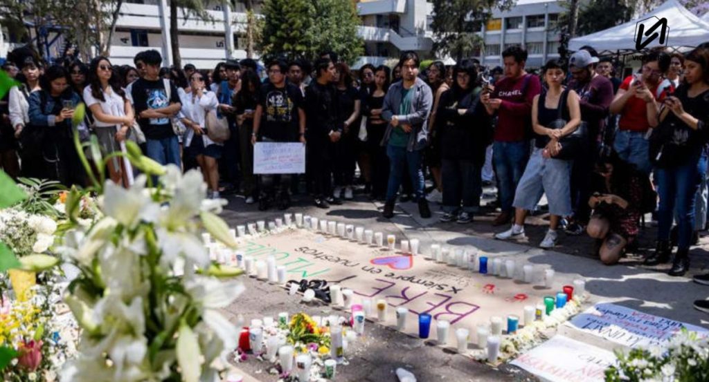 Protesta en la FES Aragón tras muerte de fotógrafos en Axe Ceremonia 2025. (Visual: IA Viceversa.News)