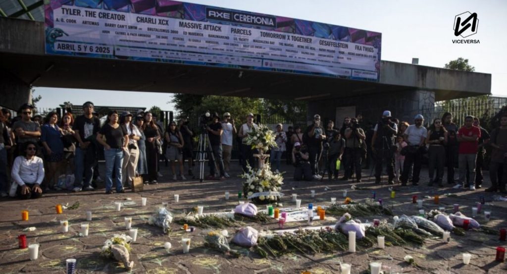 Protesta y velada tras muerte de fotógrafos en Axe Ceremonia 2025. (Visual: IA Viceversa.News)
