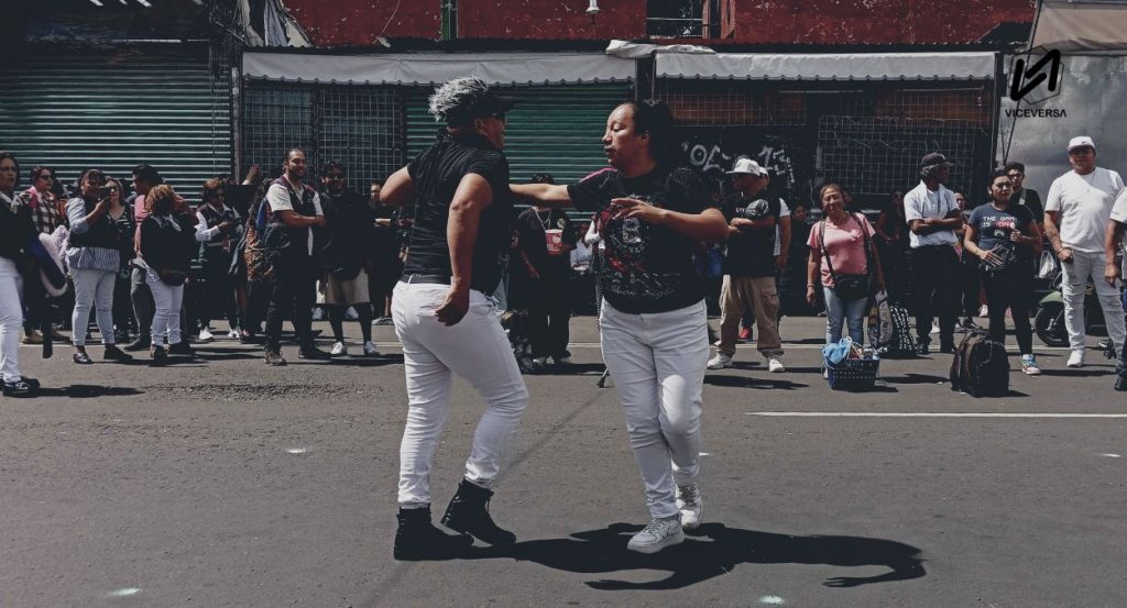 Una pareja abre la pista de baile en el Eje 1 de Tepito, CDMX. (Visual: J.a. García - Viceversa News)