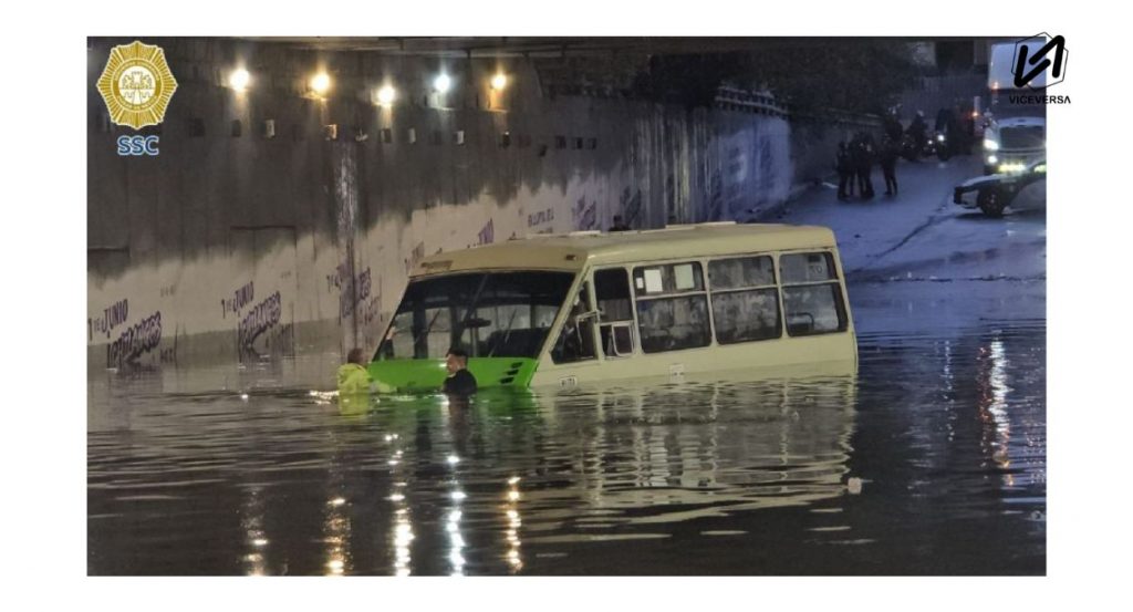 Alerta Roja por lluvias en CDMX… casi todos los días ¿Y la infraestructura? 3 Aunque la lluvia fue intensa durante un lapso de tiempo amplio, la respuesta del Estado llegó tarde y las afectaciones a millones de personas se incrementaron en el transporte público. (Visual: Viceversa.News)