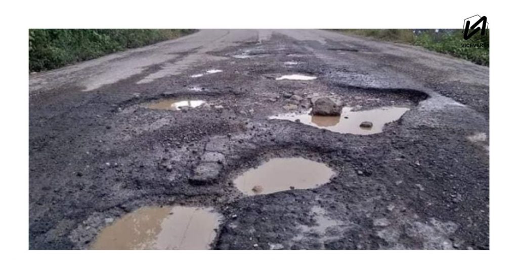 Carretera Xochiapulco Zacapoaxtla: Volcadura deja al menos 3 heridos 4 Carreteras y caminos rurales llenos de baches y charcos (Visual: Viceversa.News)