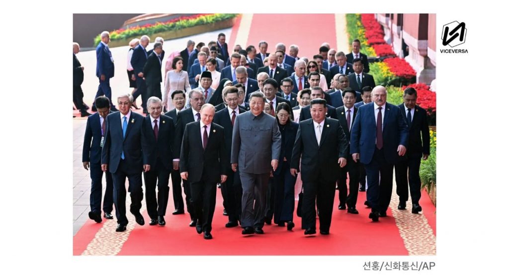 La presencia conjunta de Xi Jinping, Vladimir Putin y Kim Jong-un simbolizó más que camaradería: fue una declaración de intenciones geopolíticas. (Visuales: Gobierno de China-Viceversa.News)