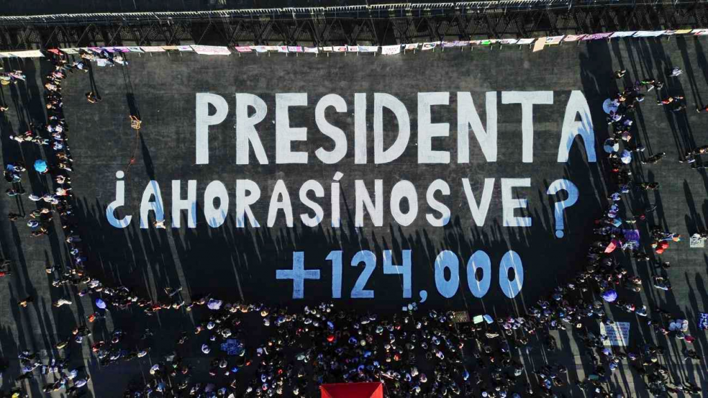 La crisis de personas desaparecidas en México: Un llamado urgente a la justicia 3 "Presidenta ¿Ahora sí nos ve? +124, 000", mensaje escrito por organizaciones de búsqueda de personas desaparecidas en inmediaciones de Palacio Nacional, dedicado a la presidenta Claudia Sheinbaum
