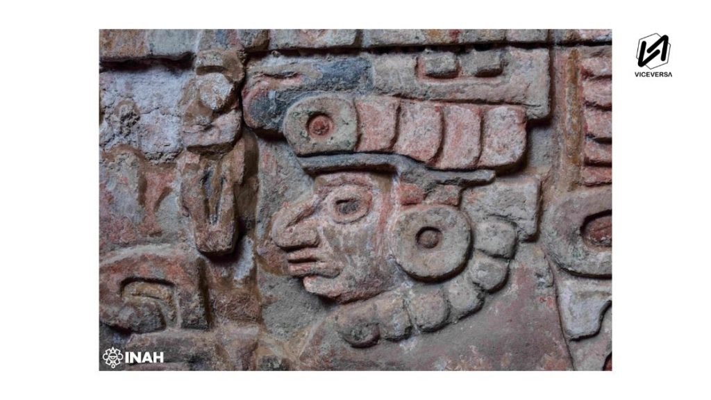 Nueva cosmovisión Zapoteca descubre INAH en Oaxaca: hallazgo redefine historia de conjuntos funerarios prehispánicos 3 Se han identificado frisos con inscripciones calendáricas, figuras humanas con tocados y escenas que posiblemente representan a guardianes ceremoniales del espacio funerario. (Visuales: INAH / Viceversa News)