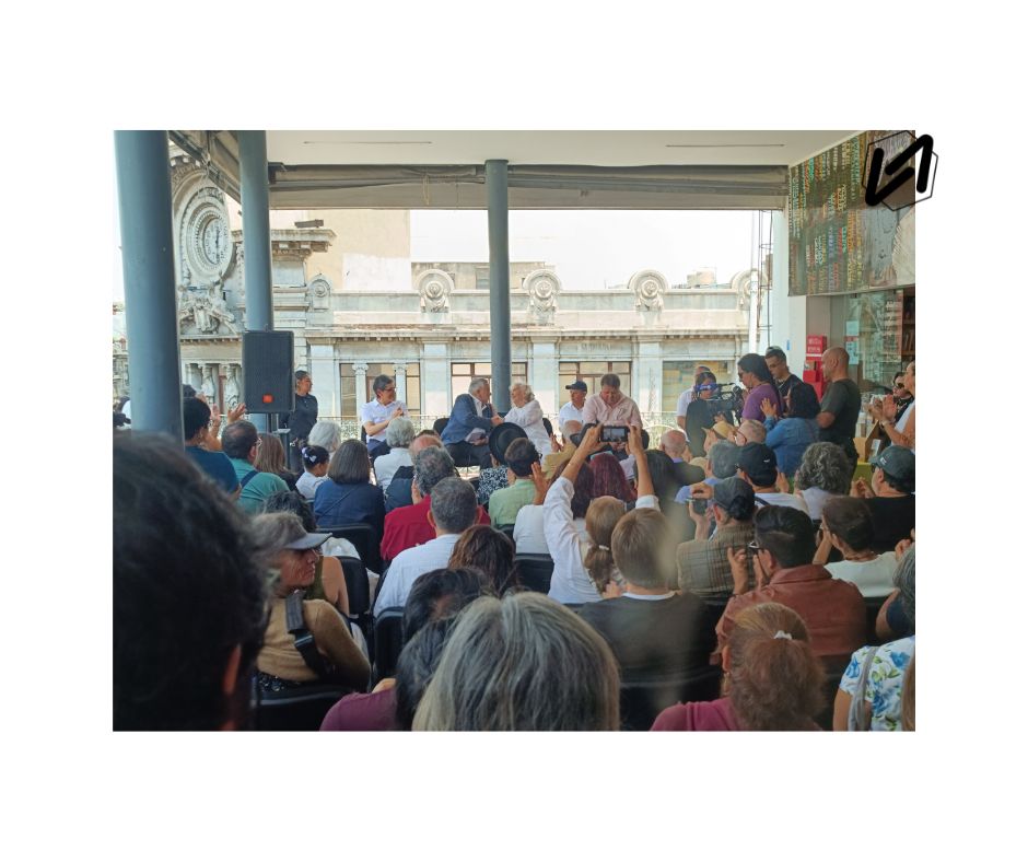 Moisés Rosas  proyectó a los asistentes dentro de una línea del tiempo para ubicar las obras literarias de la escritora. (Visual de José A. García Díaz / Viceversa.News)