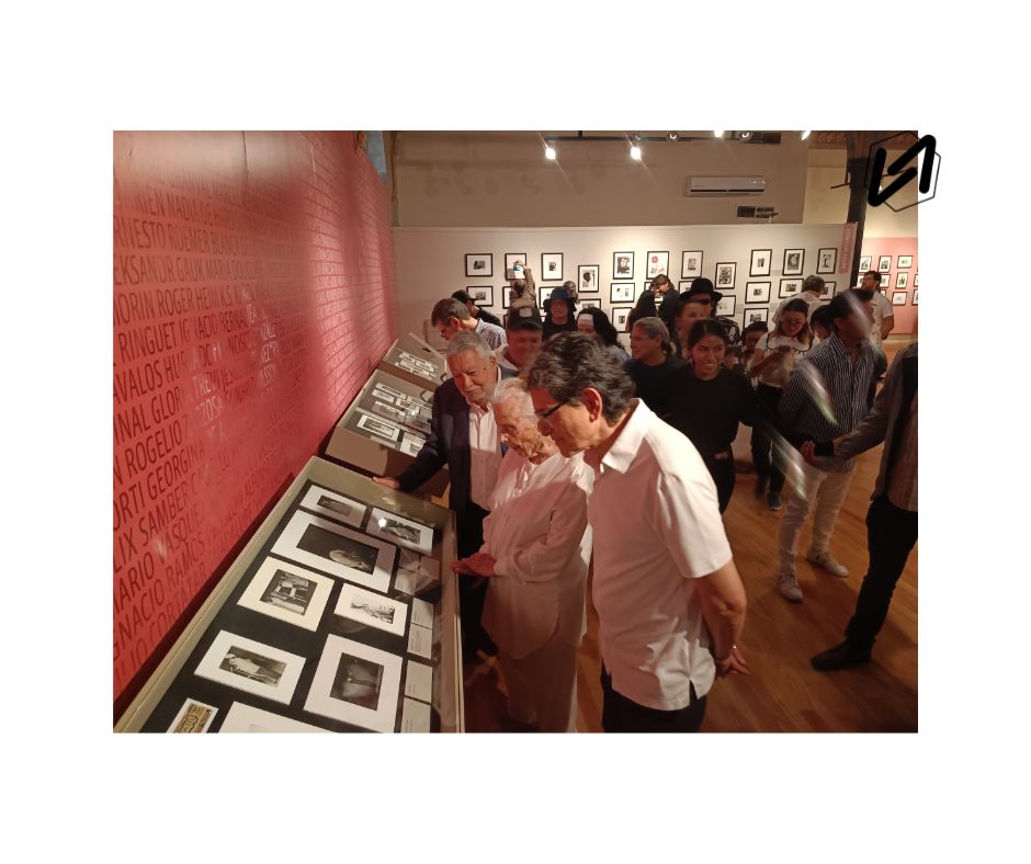 Recorrido de Elenita junto a Moisés Rojas y Alejandro Brito por la exposición 'Elena Poniatowska Amor. Archivo Personal' (Visual de José A. García Díaz)