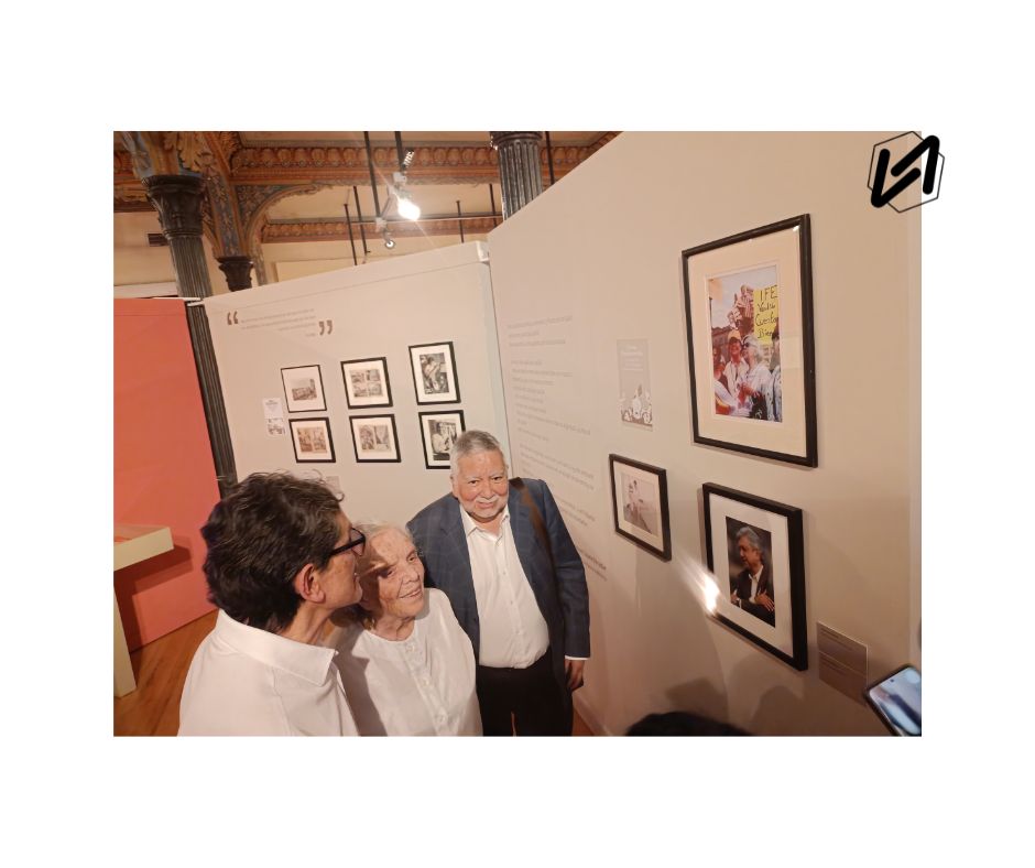 Memoria Social. Recorrido de Elenita junto a Moisés Rojas y Alejandro Brito por la exposición 'Elena Poniatowska Amor. Archivo Personal' (Visual de José A. García Díaz)