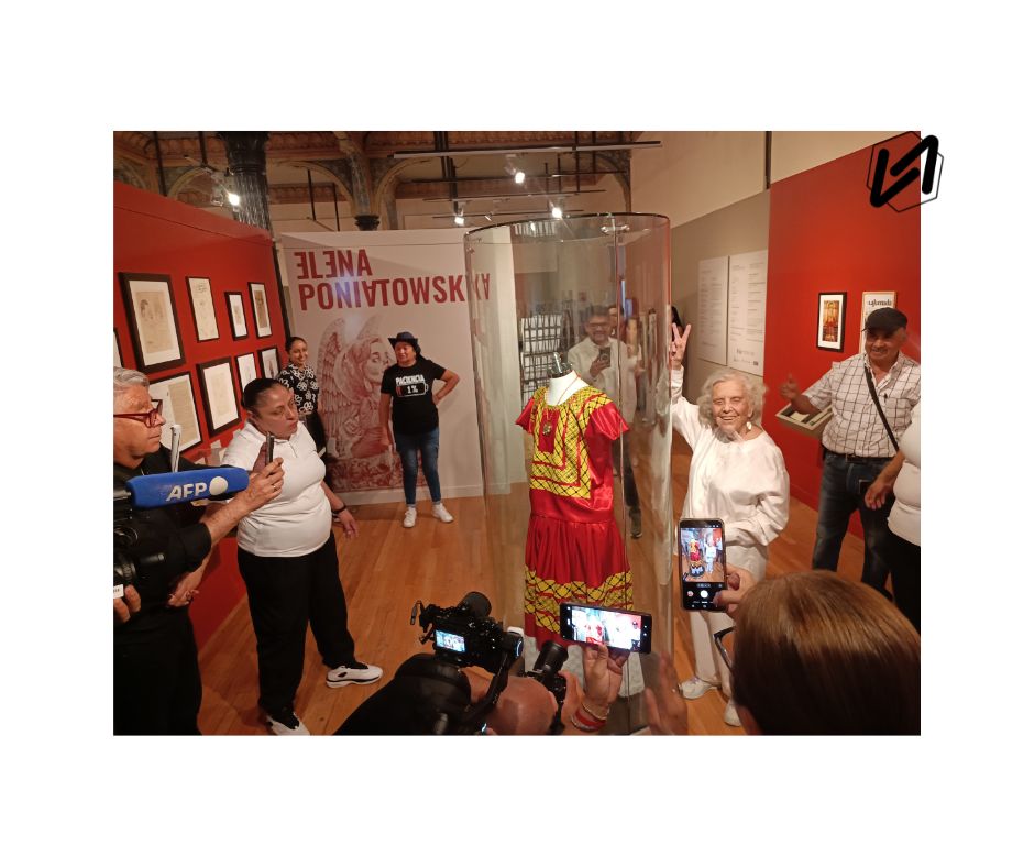 Elenita posa junto al vestido que usó para recibir el Premio Cervantes de Literatura, integrado a la exposición 'Elena Poniatowska Amor. Archivo Personal' (Visual de José A. García Díaz)