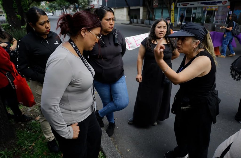 Diálogo de integrantes de Colectivas Alameda para lograr Código Águila de la Fiscalía de la CDMX para protección de integrantes (Visuales Especiales de Gerardo Vieyra - Viceversa.News)