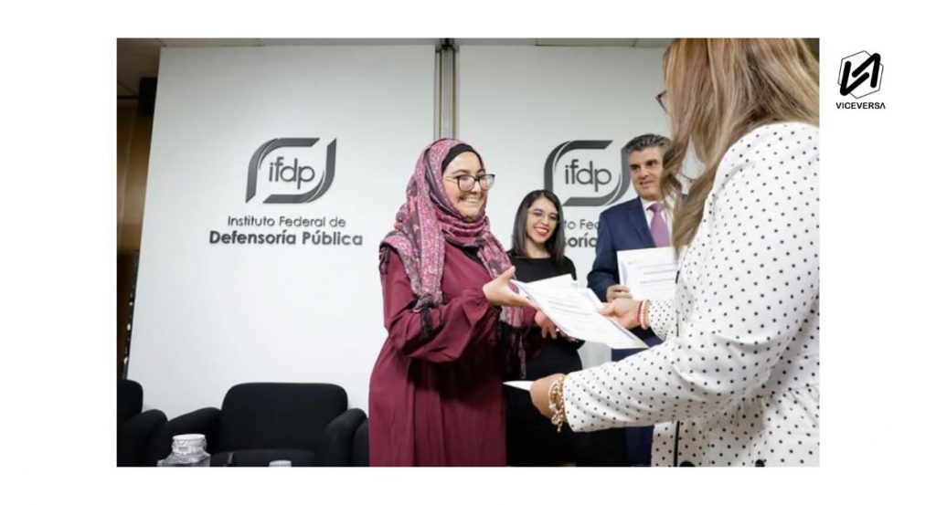 SRE expide primer pasaporte con hiyab para Musulmanas Mexicanas 3 Musulmanas mexicanas celebran fallo de la SCJN y respaldo del IFDP para hacer valer su derecho a la libertad religiosa y de identidad en México (Visuales: Gerardo Vieyra / NurPhoto Agency - Viceversa.News)