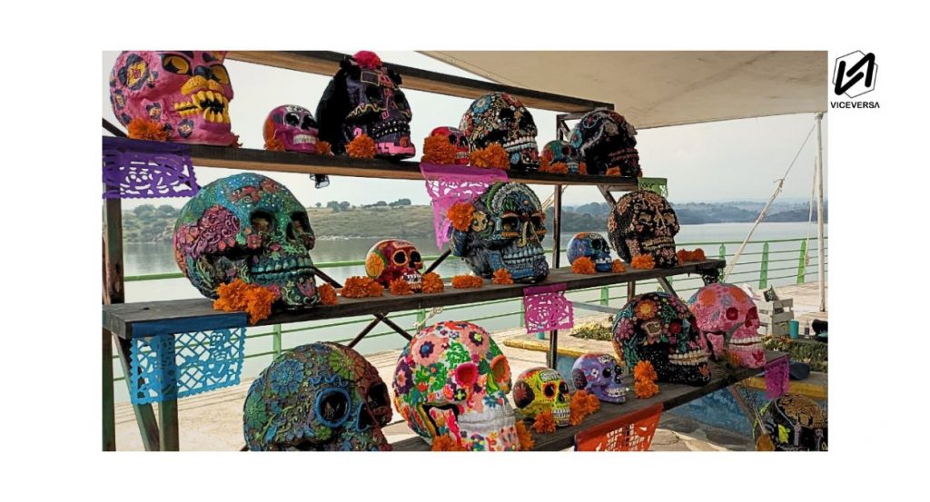 Colectivo Tzompantli crea cráneos y comunidad en la "Capital del Mundo" Tultepec 2 Colectivo Tzompantli expone cráneos y comunidad en la Capital del Mundo Tultepec, así como en lugares hegemónicos como Tepotzotlán, Edomex (Visual: Tzompantli Colectivo -ViceversaNews)