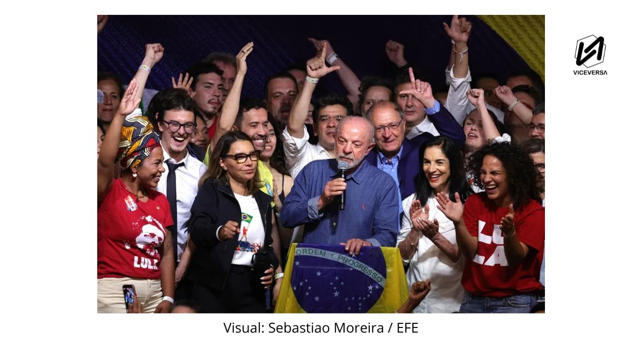 Lula sigue: Da Silva dando su discurso de victoria acompañado de su esposa y su equipo de campaña (Visual: EFE - Viceversa.News)