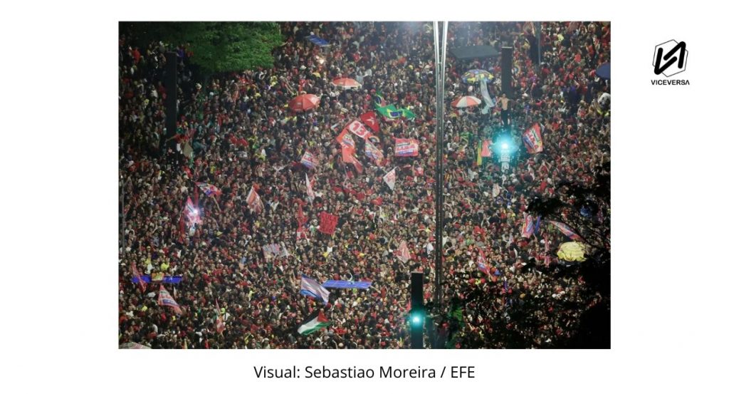 Lula sigue en Brasil: remontada inédita ante un Bolsonaro hiperreal 2 Seguidores del PT celebran en las calles que Lula Sigue como presidente de Brasil (Visual: EFE - Viceversa.News)